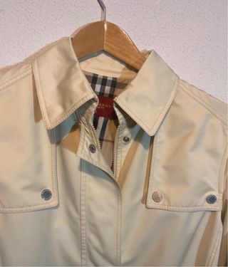 Chaqueta trench beige con cinturón