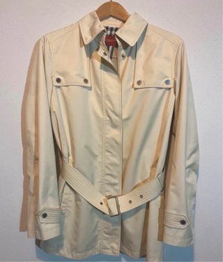 Chaqueta trench beige con cinturón