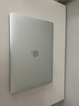 MacBook Pro 13', 2016 en color plata.