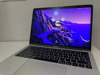 MacBook Pro 13', 2016 en color plata.