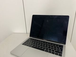 MacBook Pro 13', 2016 en color plata.