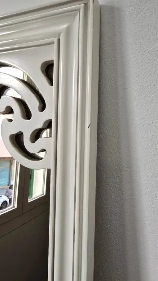 Mueble recibidor blanco con espejo