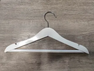 Perchas madera blanca con barra (pack 6)