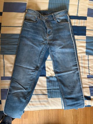 Pantalón vaquero con raya lateral