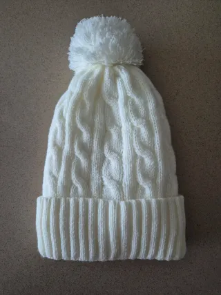Gorro de lana tejido blanco con pompón