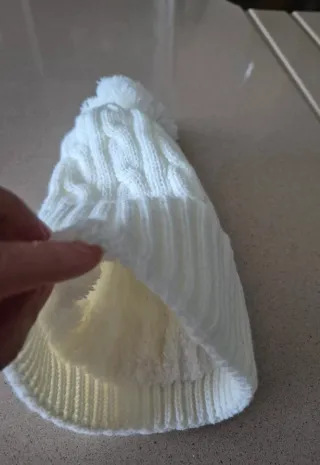 Gorro de lana tejido blanco con pompón