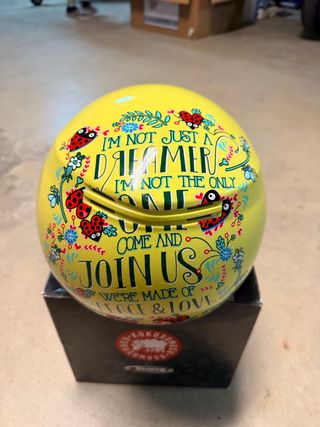Casco amarillo con diseño de mariquitas