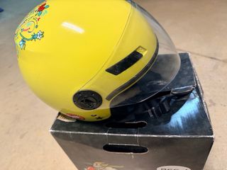 Casco amarillo con diseño de mariquitas