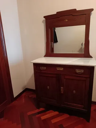 Tocador antiguo madera y mármol