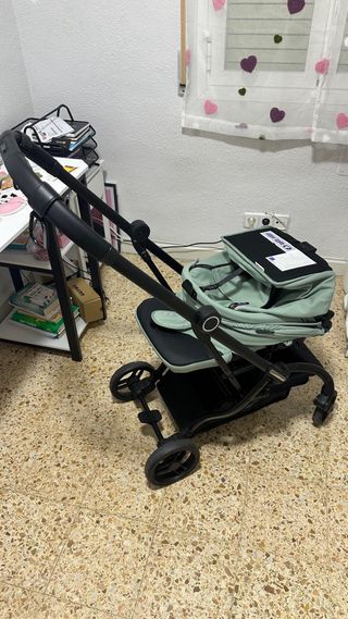 Carrito de bebé verde