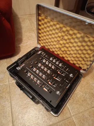 Mesa DJ Acoustic Control DJ-352 4 Canales.