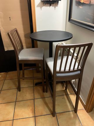 Mesa alta y 2 sillas madera