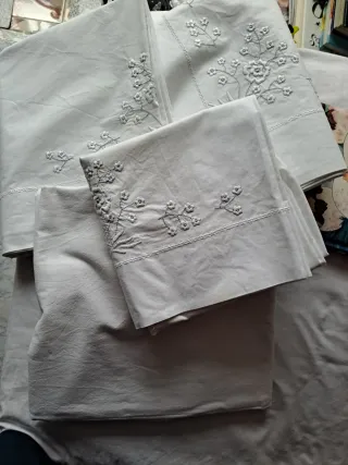 Juego de sábanas bordadas