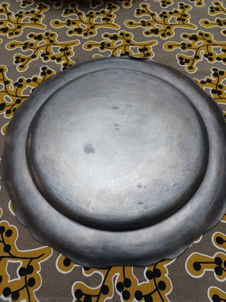 Vassoio in peltro con bordo decorato