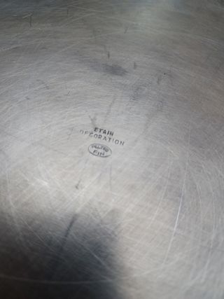 Vassoio in peltro con bordo decorato