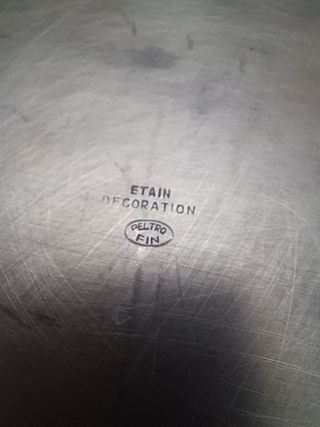 Vassoio in peltro con bordo decorato