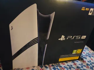 Scatola PS5 PRO con manuale