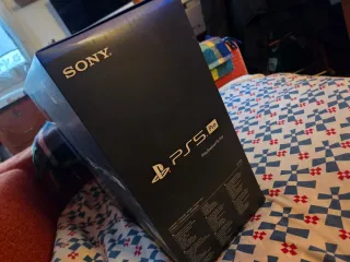 Scatola PS5 PRO con manuale