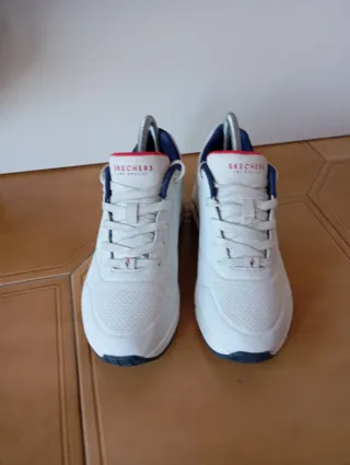 Skechers Uno Stand on Air Blancas y Rojas