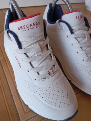 Skechers Uno Stand on Air Blancas y Rojas