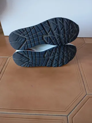 Skechers Uno Stand on Air Blancas y Rojas