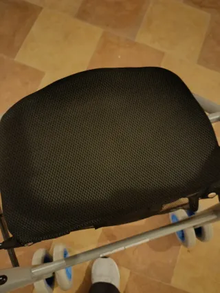 Andador con asiento y ruedas