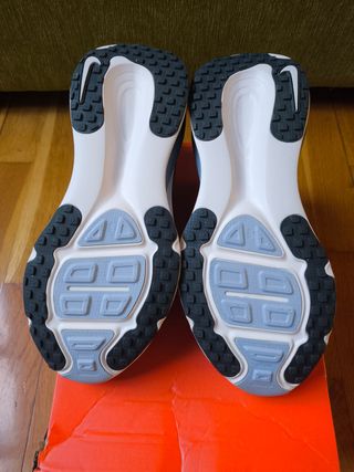 Zapatillas Nike Vomero 18 | Talla 42