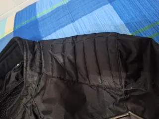 Cazadora de moto acolchada negra