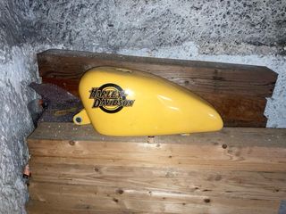 Depósito Harley Davidson Sportster 12L Amarillo