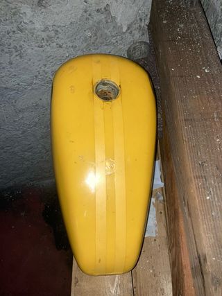 Depósito Harley Davidson Sportster 12L Amarillo