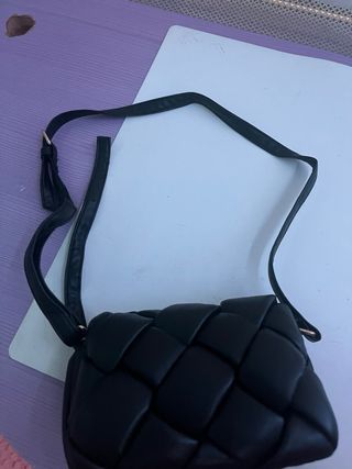 Bolso negro acolchado