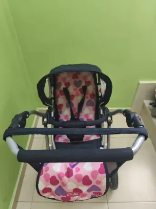 Carrito de bebé infantil con diseño de corazones.