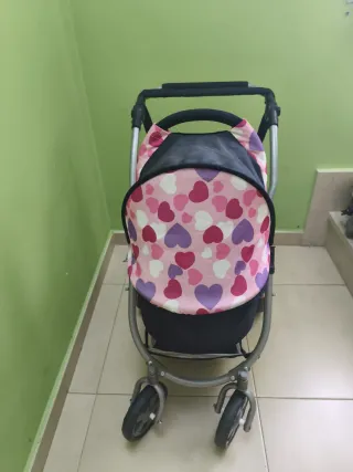 Carrito de bebé infantil con diseño de corazones.
