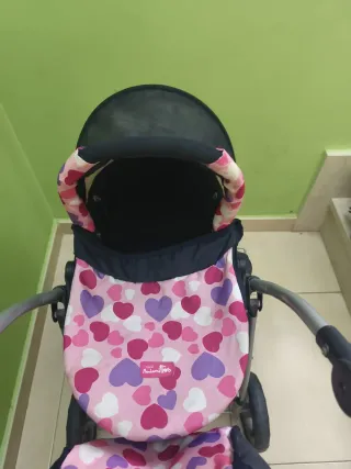 Carrito de bebé infantil con diseño de corazones.
