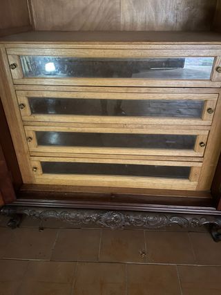 Armario antiguo tallado en madera