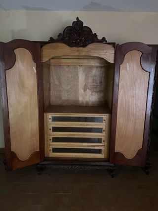 Armario antiguo tallado en madera