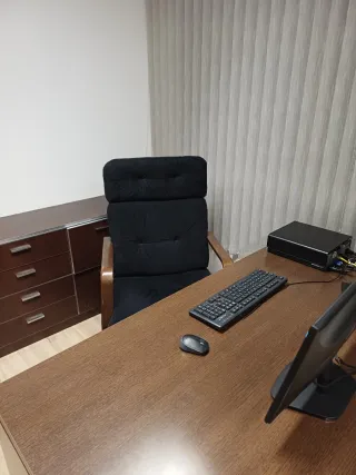 Conjunto de tres sillas de oficina.