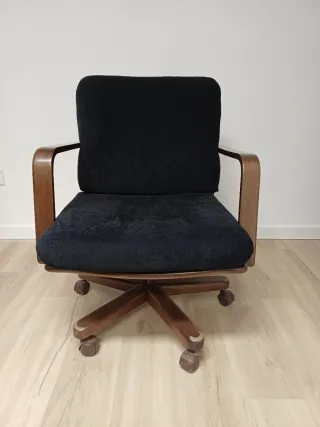 Conjunto de tres sillas de oficina.