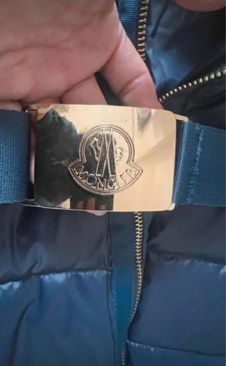 Chaqueta azul con cinturón y capucha
