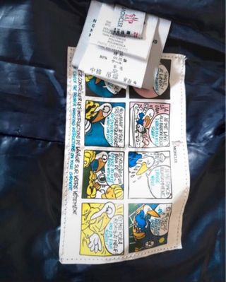 Chaqueta azul con cinturón y capucha