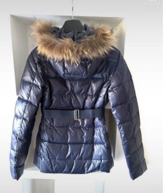 Chaqueta azul con cinturón y capucha