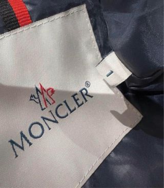 Chaqueta azul con cinturón y capucha