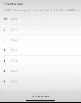 Chaqueta azul con cinturón y capucha