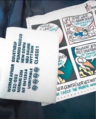 Chaqueta azul con cinturón y capucha