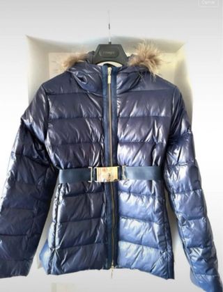 Chaqueta azul con cinturón y capucha