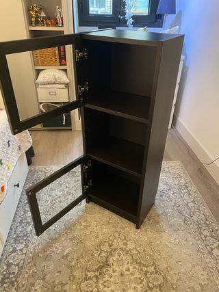 Estantería Billy Ikea Negra con Puertas Cristal.