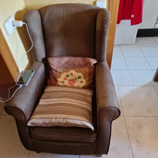 Sillón marrón de tela