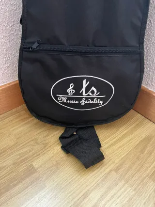 Guitarra acústica rosa con correa