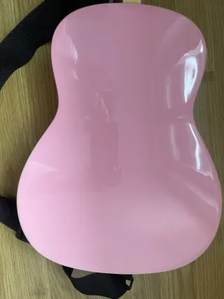 Guitarra acústica rosa con correa