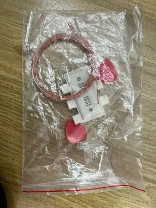 Guitarra acústica rosa con correa